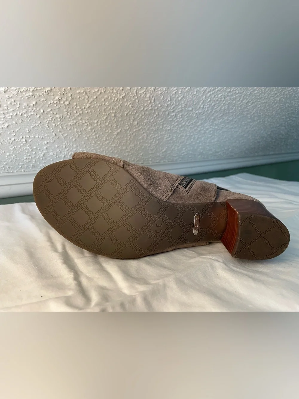 Vionic Bristol Suede Lace-Up Block Herl Sandals Gray/Tan - Size 7.5